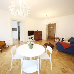 Gosposvetska Apartment